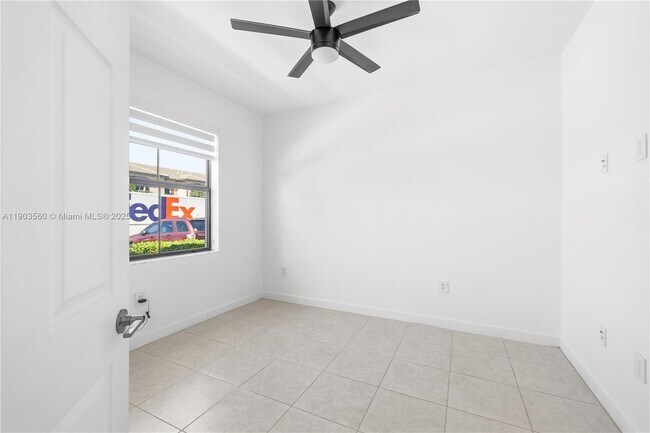 Building Photo - 10537 W 32nd Ln