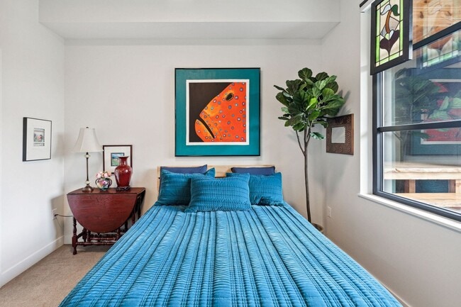 Building Photo - Hip Strip Furnished Condo in Reed Building $2,500 / Month - DATES NEGOTIABLE