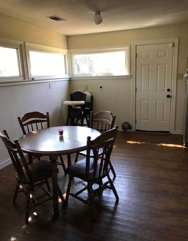 Building Photo - Full of warmth and character