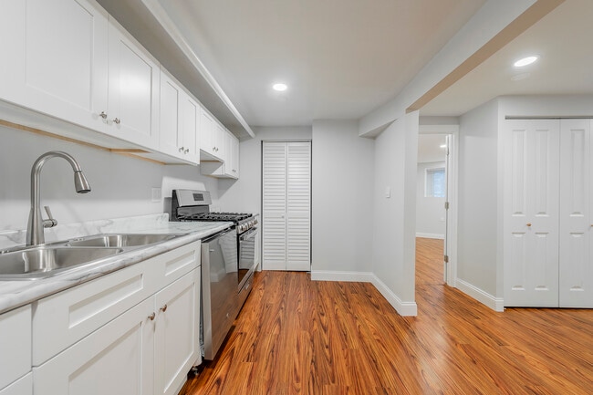 Building Photo - 666 E 50th Pl