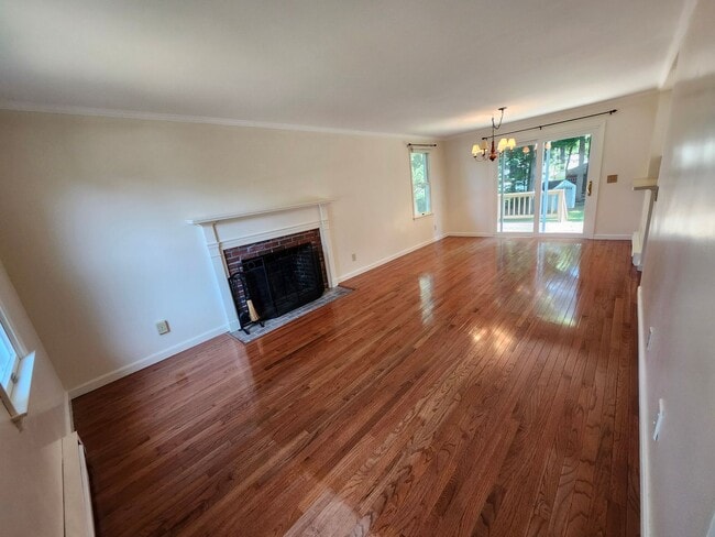 Building Photo - Newton Manor 3 Bedroom Townhome