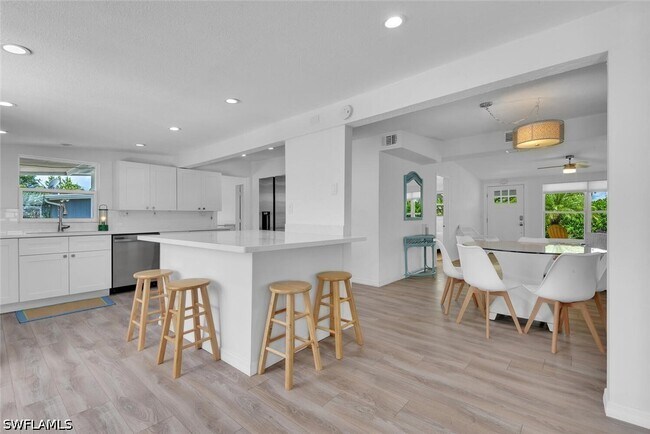 Building Photo - 2048 Holiday Ln