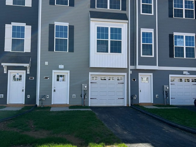 Building Photo - 321 Avon Dr