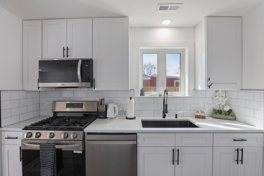 Bright kitchen - 1900 Pratt Ave