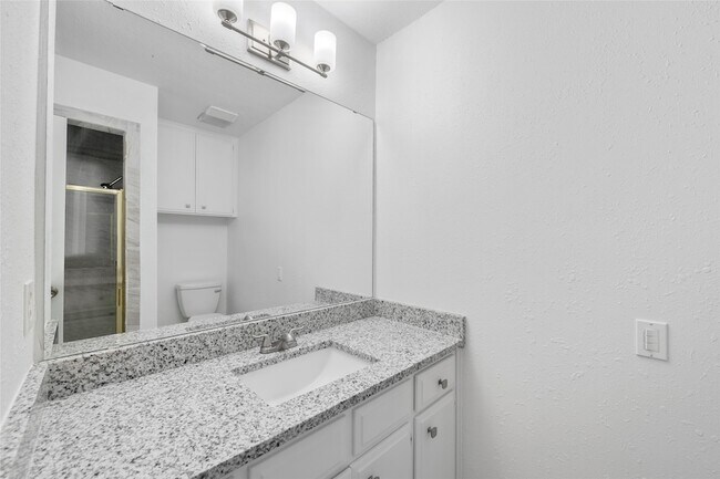 Building Photo - 2123 Mistletoe Ave
