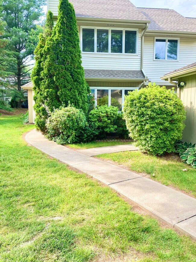 Building Photo - 156 E Grayling Ln