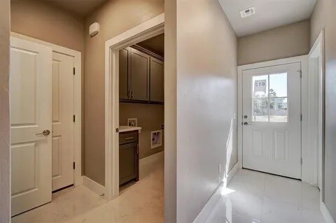 Building Photo - 616 Abadan Dr