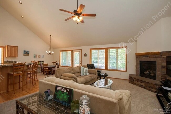 Building Photo - * Coming soon- Unfurnished * 3BR - 2BA Sin...
