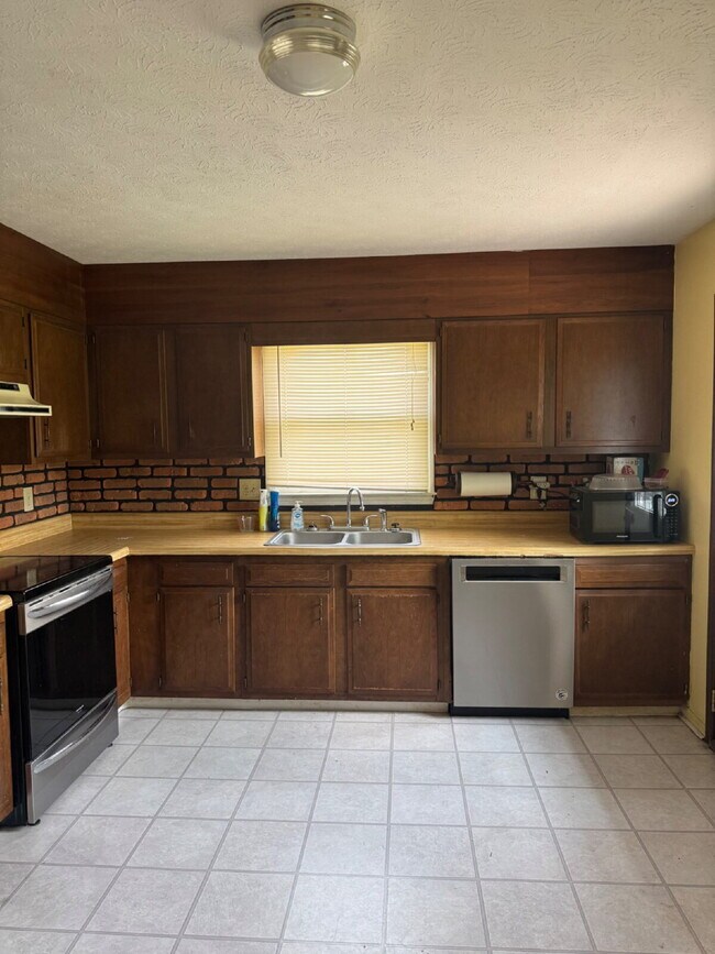 Building Photo - 3 bedroom 2 Bathroom home