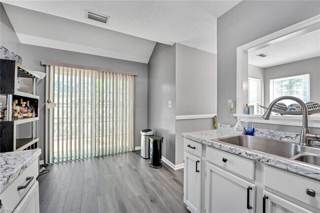 Building Photo - Beautiful 3-bed 2-bath Townhome