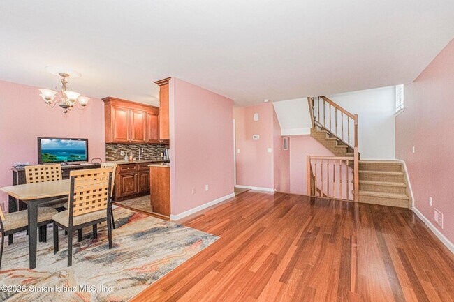 Building Photo - 857 Bloomingdale Rd