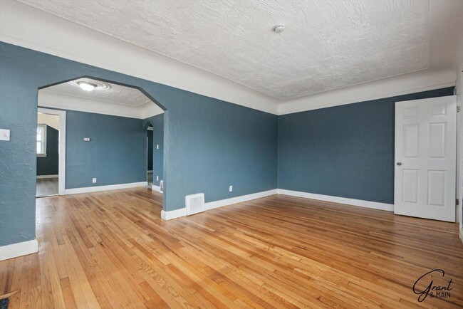 Building Photo - 4 bedroom $1300