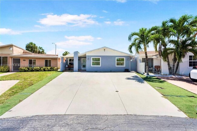 Building Photo - 3 bedroom in Miami FL 33165