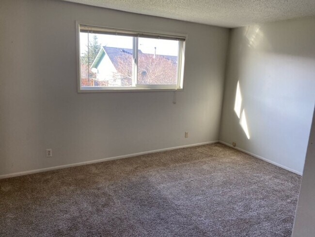 Building Photo - 2070