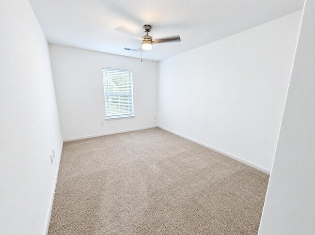 Building Photo - 5769 Dewsbury Ln