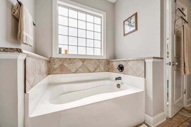 Building Photo - Stunning 4-Bedroom, 3.5-Bath Full Brick Ho...