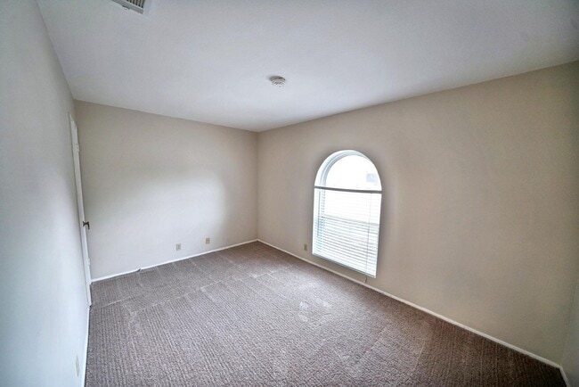 Building Photo - Charming 2-bed, 2-bath home in Universal C...