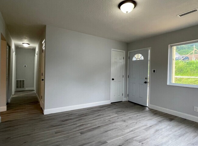 Building Photo - 3106 Greenway Dr