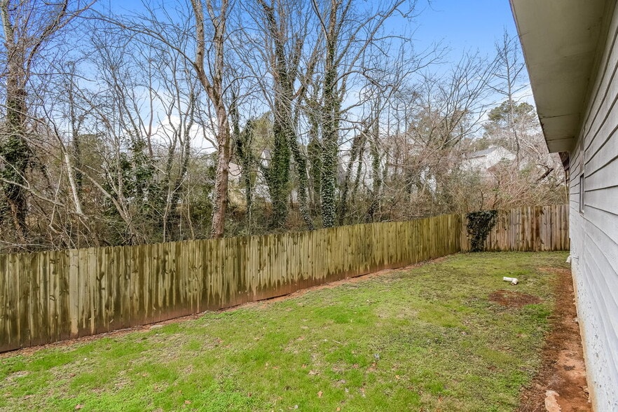 Building Photo - 221 Clydesdale Ln SE