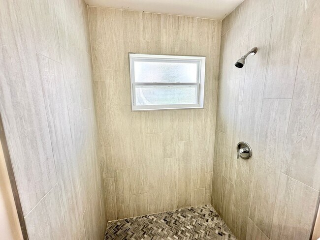 Building Photo - ** CENTRAL NAPLES **4 BED / 2 BATH ** POOL...