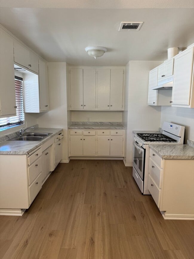 Building Photo - 10535