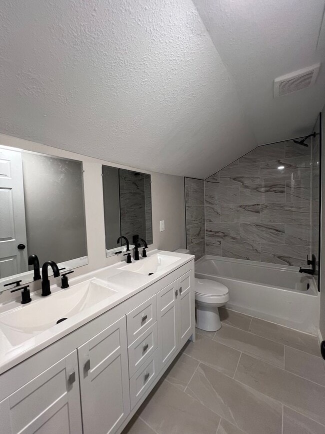 Building Photo - Beautifully Renovated 6 Bedroom, 2 Bathroo...