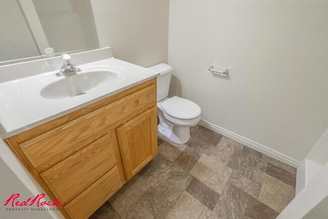 Building Photo - Enjoy Scenic Ivins Living – 3-Bed, 2-Bath ...