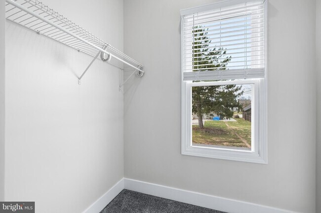 Building Photo - 320 W King St