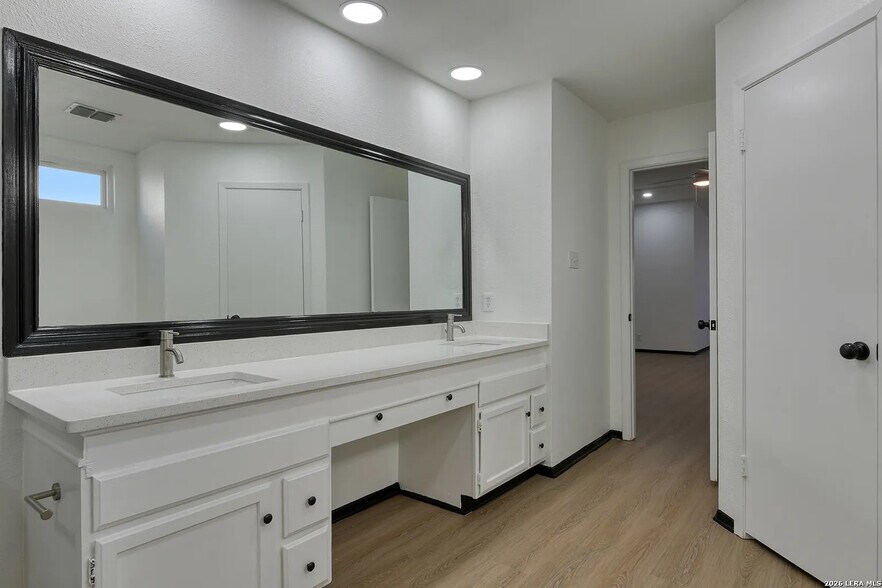 Building Photo - Room in House on Jenkins Dr