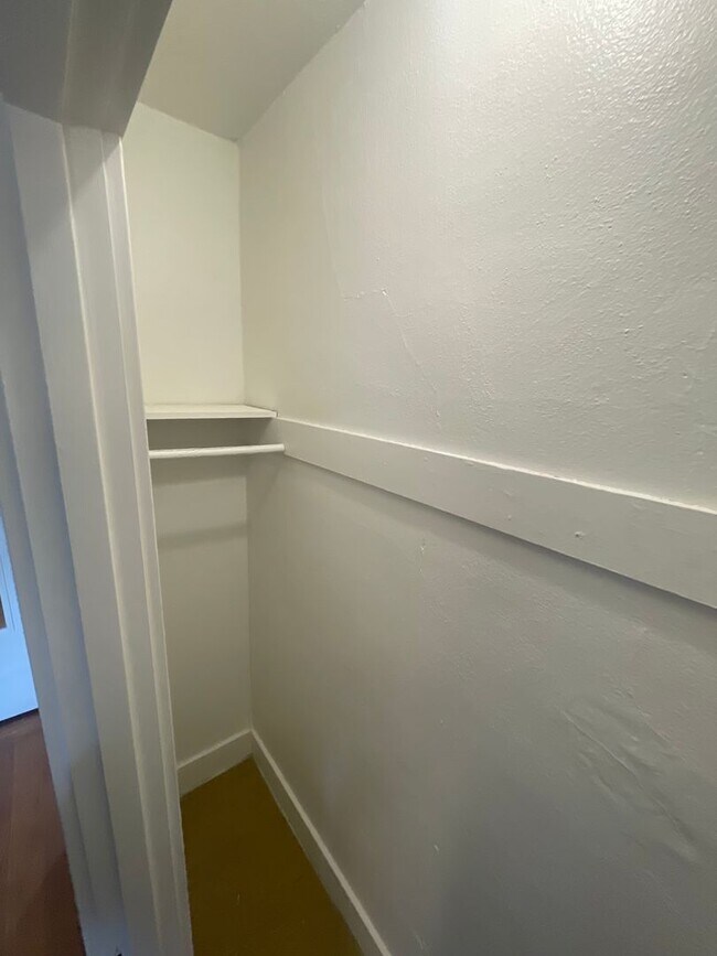 Building Photo - Charming one-bed, one-bath apartment in Mi...