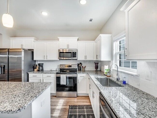 Building Photo - Amazing 3BR Townhome in Goodlettsville
