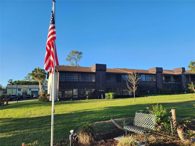 Building Photo - 552 Fairways Dr
