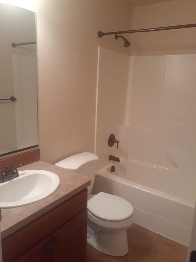 Building Photo - 3 Bed, 2.5 Bath, Rock Creek Townhome
