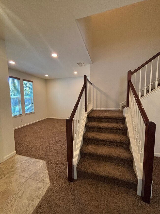 Building Photo - West Roseville Solar! 3 Bedroom, Plus den/...