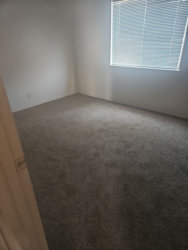 Building Photo - 2 BEDROOM 1 BATH UNIT