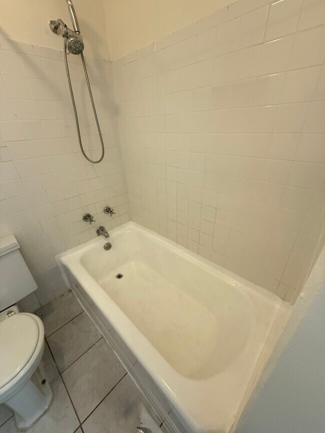 Building Photo - 2025 W Granville Ave