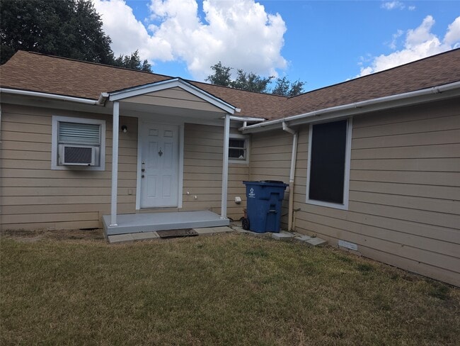 Building Photo - 601 W Washington Ave