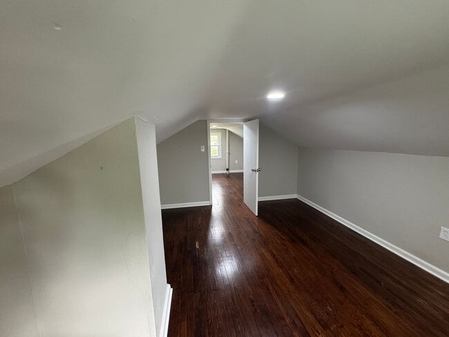 Building Photo - Newly updated 3 bedroom 1 bath with hardwo...
