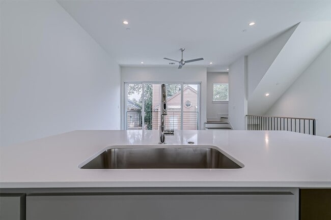 Building Photo - 6028 Lewis St