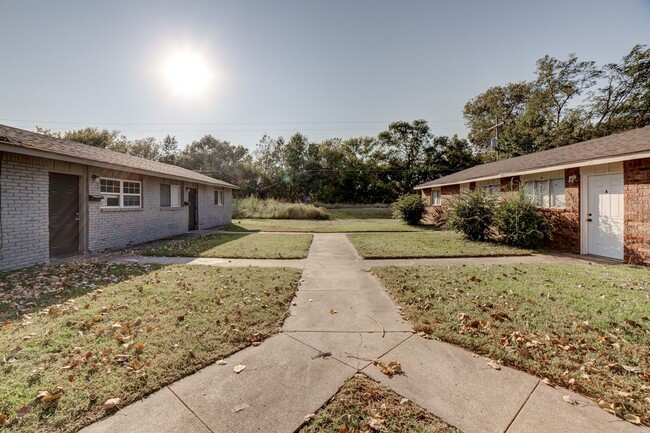 Building Photo - 1314B N Irvington Ave