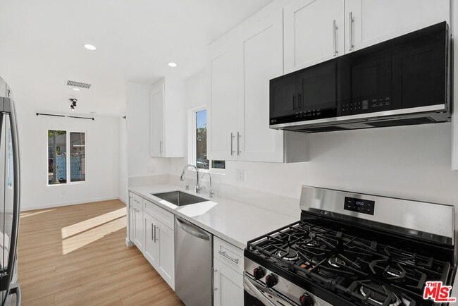 Building Photo - 7823 Kenyon Ave