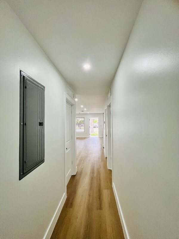 Building Photo - 1612 E River Dr