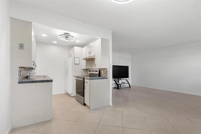 Building Photo - 1056 Exeter