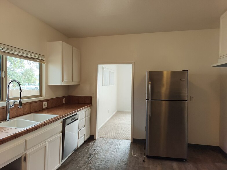 Building Photo - 3035 E El Monte Way