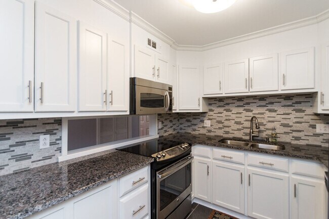 Building Photo - Pool View Condo Available!