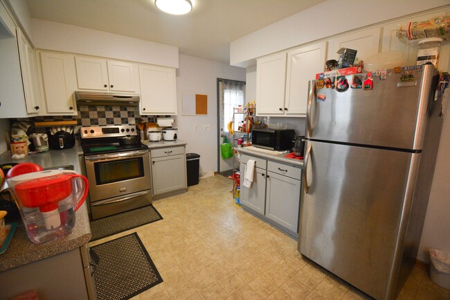 Building Photo - 3bed 2bath Available For Rent in Easy Access Area!