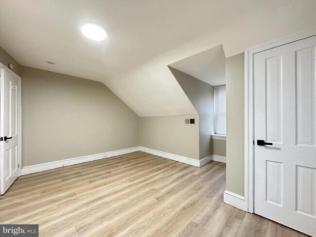 Building Photo - 1109 W James St