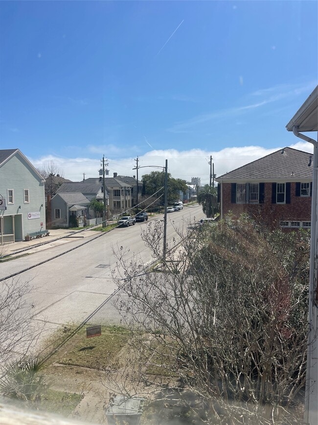 Building Photo - 1402 Winnie St