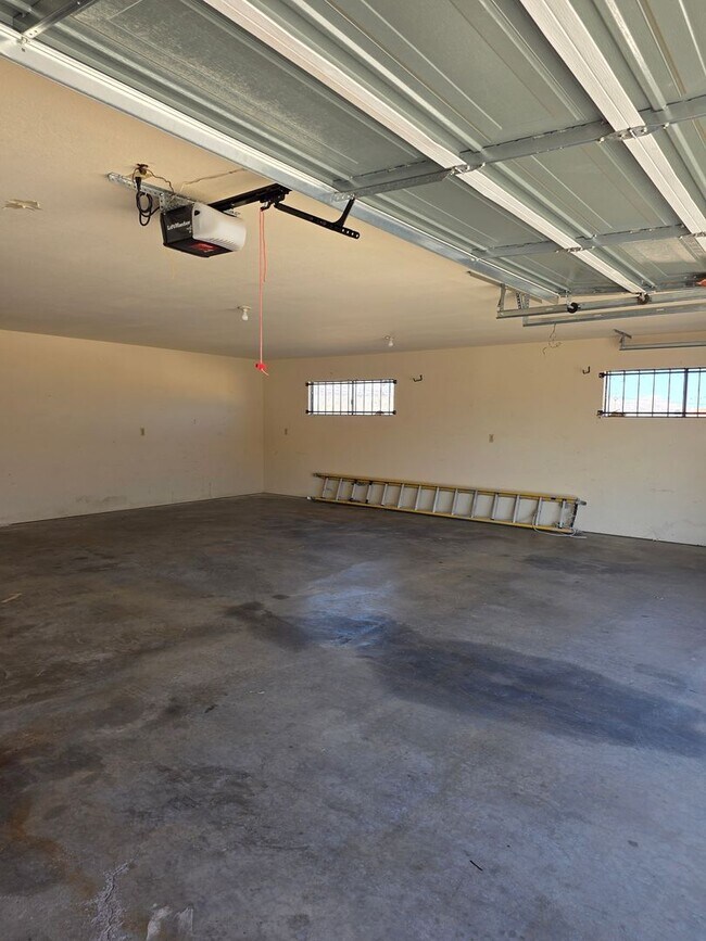 Building Photo - One of Kind 3 bed/2.5 bath home with 3 car attached garage located in BHC.