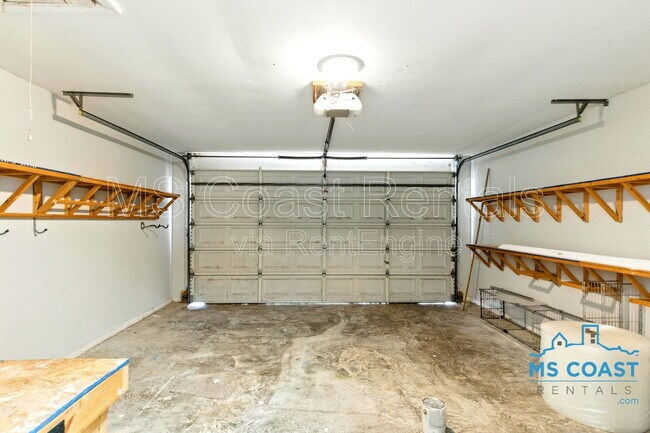 Building Photo - 11360 Creek Dr
